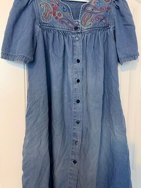 Vintage women’s Denim Button-Front Dress with Embroidered Yoke